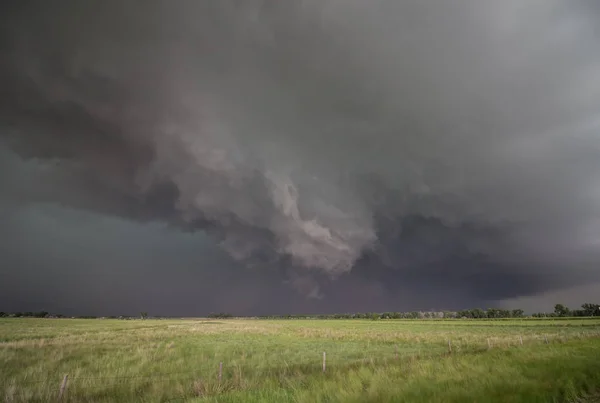 Una nube di parete rotante penzola minacciosamente sotto un temporale di supercelle avvisate dal tornado . — Foto Stock