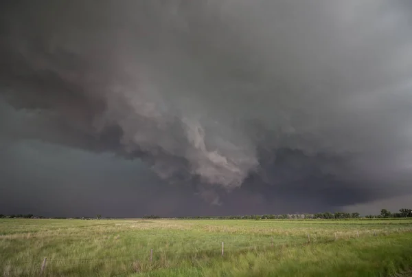 Uma nuvem de parede rotativa paira ameaçadoramente sob uma tempestade de supercélulas avisada por tornado . — Fotografia de Stock