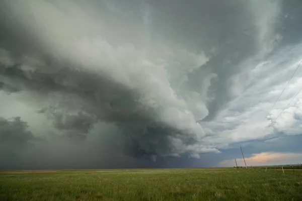 An arcing shelf cloud races forward as a severe storm approaches. — Stock Photo, Image