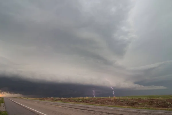 Relâmpago de uma tempestade supercelular atinge o horizonte . — Fotografia de Stock