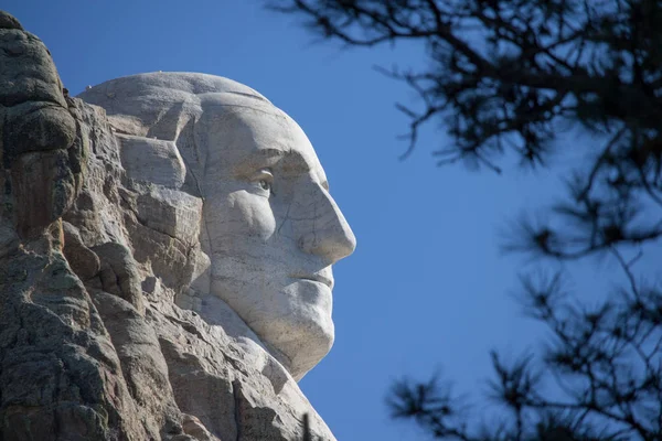 George Washington'ın yüz Güney Dakota'da Rushmore Dağı üzerinde bir profil görünümü.