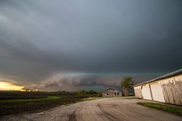 Eine Regalwolke Und Sturm Nähern Sich Bei Sonnenuntergang Alten Landwirtschaftlichen — Stockfoto