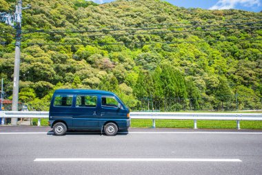 Mini Van Japonya 'da yol kenarına park ediyor.