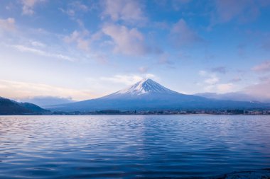 Japonya 'daki Fuji Dağı ve Kawaguchi Gölü