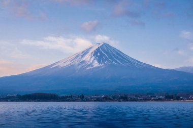 Japonya 'daki Fuji Dağı ve Kawaguchi Gölü
