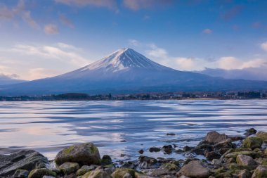 Japonya 'daki Fuji Dağı ve Kawaguchi Gölü
