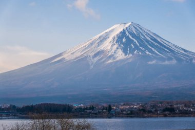 Japonya 'daki Fuji Dağı ve Kawaguchi Gölü