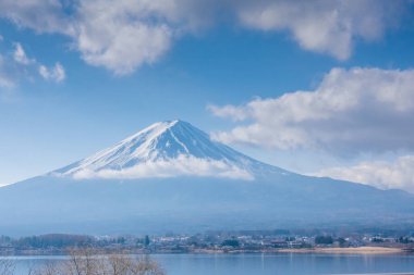 Japonya 'daki Fuji Dağı ve Kawaguchi Gölü