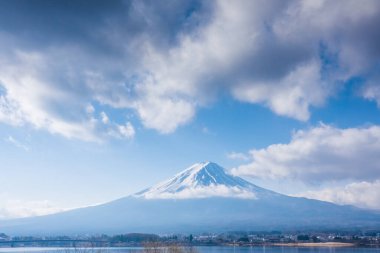 Japonya 'daki Fuji Dağı ve Kawaguchi Gölü