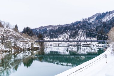 Kış mevsiminde köprü ve nehir karla kaplanır.