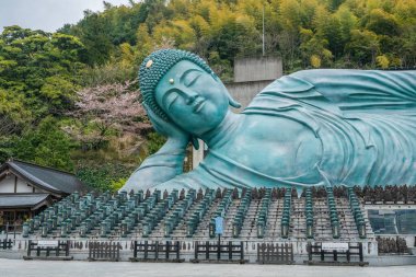Fukuoka, Japonya 'da yaslanmış Buda bronz heykeli