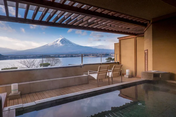 Japon tarzı otel odasından Fuji Dağı manzarası
