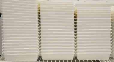 Yığın boş plastik kutu
