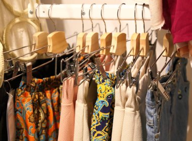 Kadınların pantolon dolapta birkaç parça