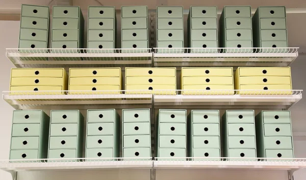 Caja de papel en tienda — Foto de Stock