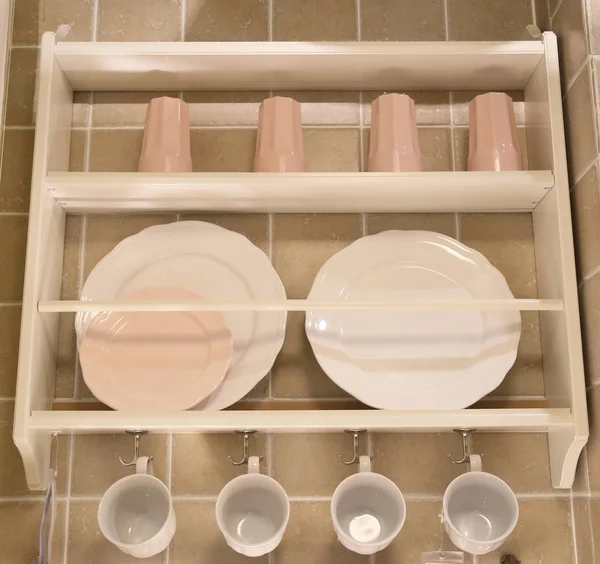 Porzellantasse und Untertasse in der Küche — Stockfoto