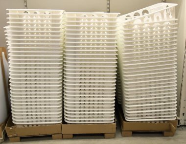  yığın boş sepet içinde mağaza