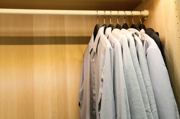 Несколько кусков мужских рубашек в шкафу — стоковое фото