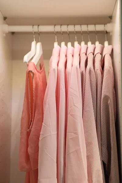 Alguns pedaços de camisas de menina — Fotografia de Stock
