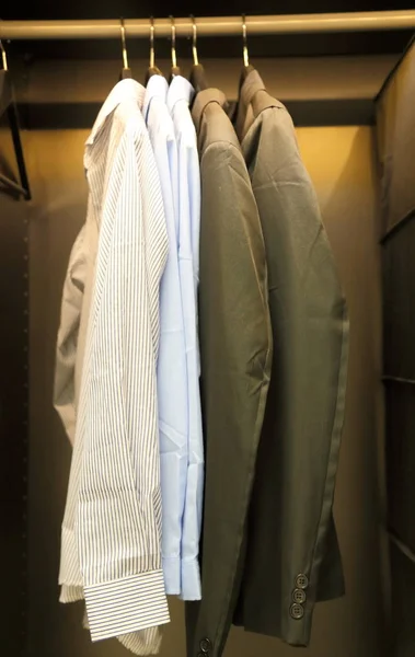 Alguns pedaços de camisas masculinas no armário — Fotografia de Stock