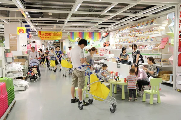 SHANGHAI-JULIO 2015, 9 Baoshan Distrito Shanghai IKEA tienda — Foto de Stock