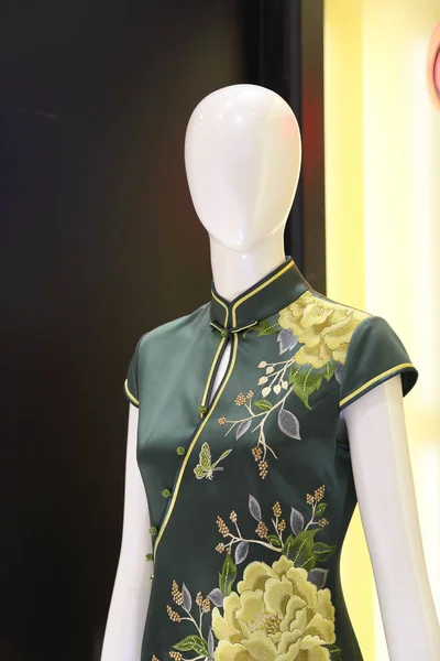 Modelo de escaparate cheongsam en la tienda — Foto de Stock