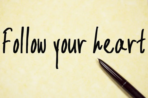 Folgen Sie Ihrem Herztext auf Papier schreiben — Stockfoto