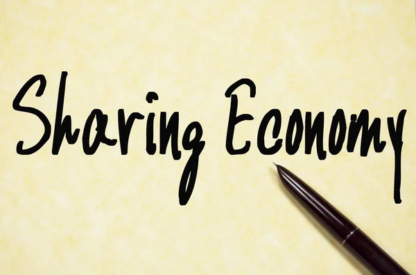 Compartilhamento de texto economia escrever no papel — Fotografia de Stock