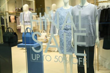 Satılık işareti ve vitrin modeli 