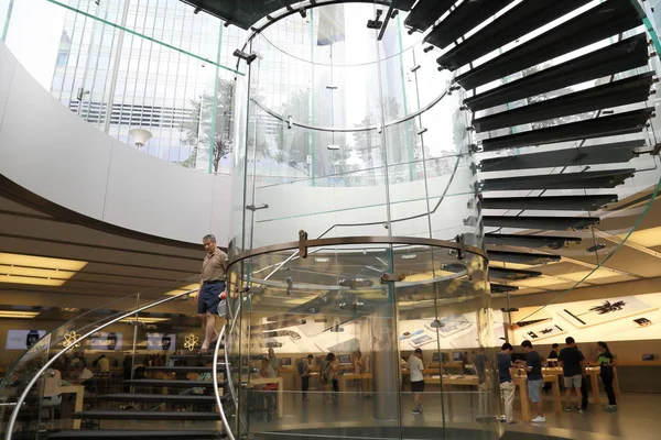 Shanghai, China - juli 10 2015: Lujiazui Apple store — Stockfoto