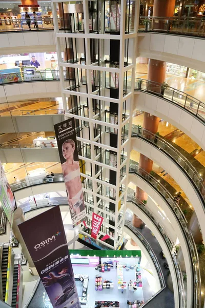 Shanghai, china - 10. Juli 2015: lujiazui super brand mall — Stockfoto