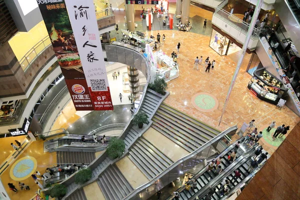 Шанхай, Китай - 10 липня 2015: Lujiazui Super Молл бренду Ліцензійні Стокові Фото