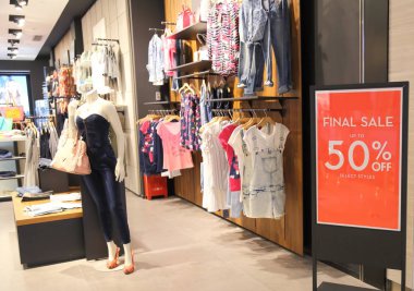 eşya üzerinde % 50 satışı işareti 