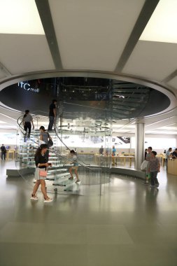 Shanghai, Çin - 14 Temmuz 2015: Lujiazui Apple store