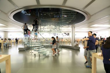 Shanghai, Çin - 14 Temmuz 2015: Lujiazui Apple store