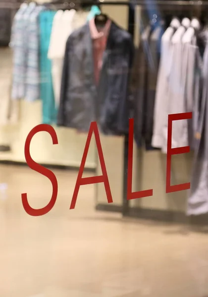 Знак продажи на магазине одежды — стоковое фото