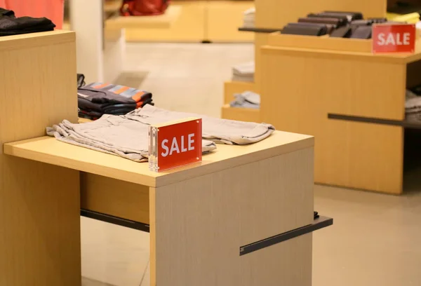 Segno di vendita sul negozio di abbigliamento — Foto Stock