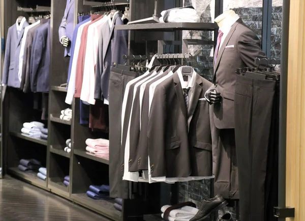 Herrenbekleidung im Geschäft — Stockfoto
