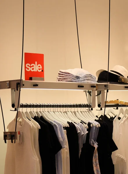 Знак продажи на магазине одежды — стоковое фото