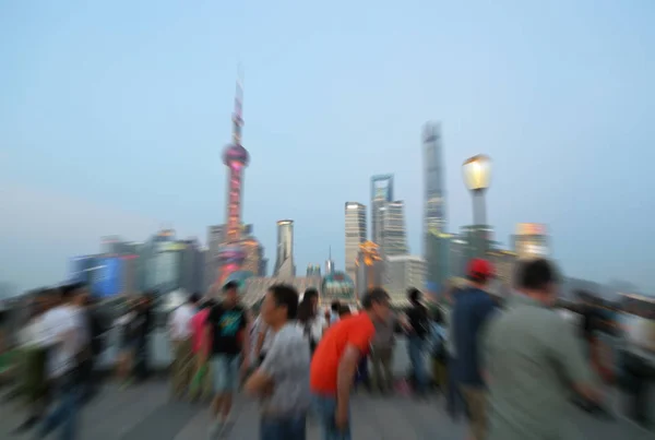 Здания Shanghai bund и Pudong Lujiazui — стоковое фото