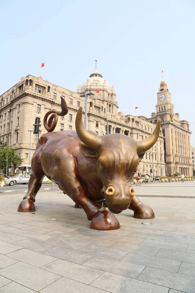 Шанхайский Бунд, Китай - 13 июля 2015 года, включая BundBull в финансовом секторе — стоковое фото
