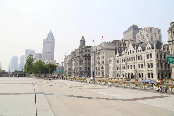 Shanghai, China - July 13 2015, Shanghai Bund cityscape — стоковое фото