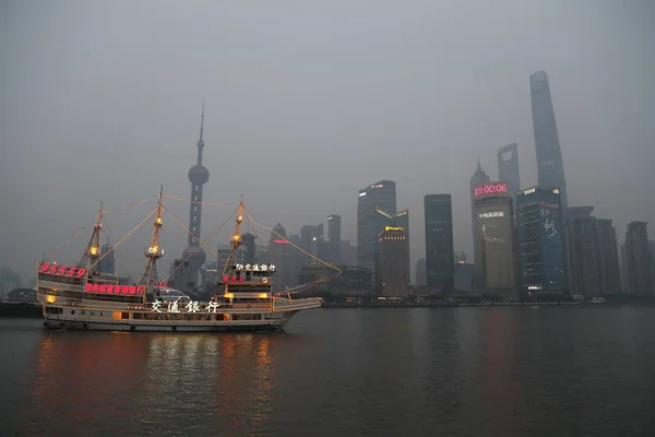 Shanghai, China - July 13 2015, Pudong Lujiazui nightscape — стоковое фото