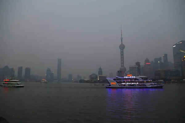 Shanghai Bund, Chine - 13 juillet 2015, Pudong Lujiazui nuitée — Photo