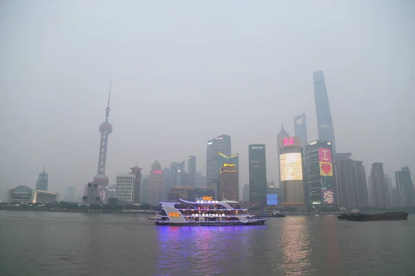 Shanghai Bund, China - 13 juli 2015 Pudong Lujiazui nightscape — Stockfoto