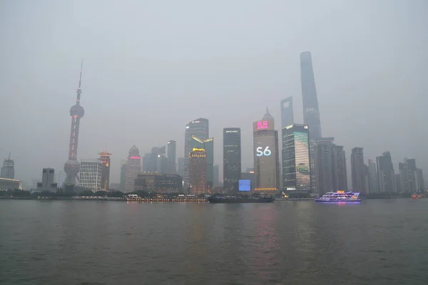 Shanghai Bund, Çin - 13 Temmuz 2015, Pudong Lujiazui nightscape — Stok fotoğraf