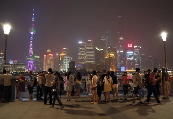 Shanghai, Chine - 13 juillet 2015, Shanghai bund et Pudong Lujiaz — Photo