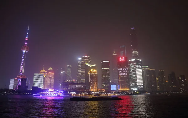 Shanghai, china - 13. Juli 2015, shanghai bund: Fußgänger warten darauf, die Straße zu überqueren — Stockfoto