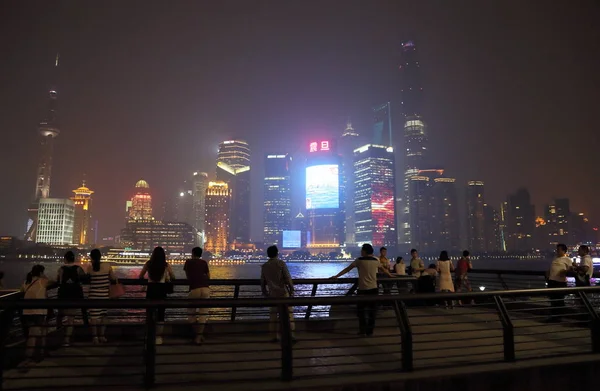 Shanghai, Kína - 13 2015 júliusáig, sanghaji bund és Pudong Lujiaz — Stock Fotó