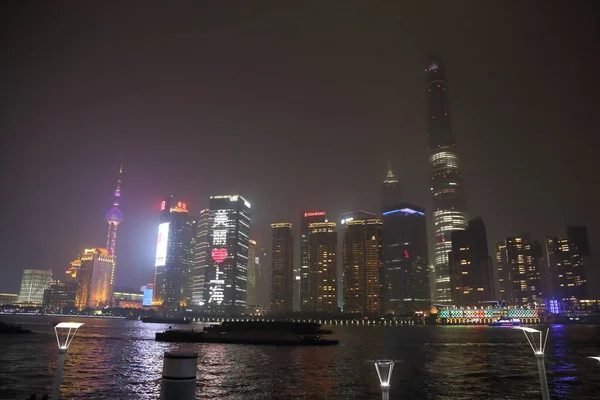 Shanghai, China - Shanghai 13 juli 2015 bund en Pudong Lujiaz — Stockfoto